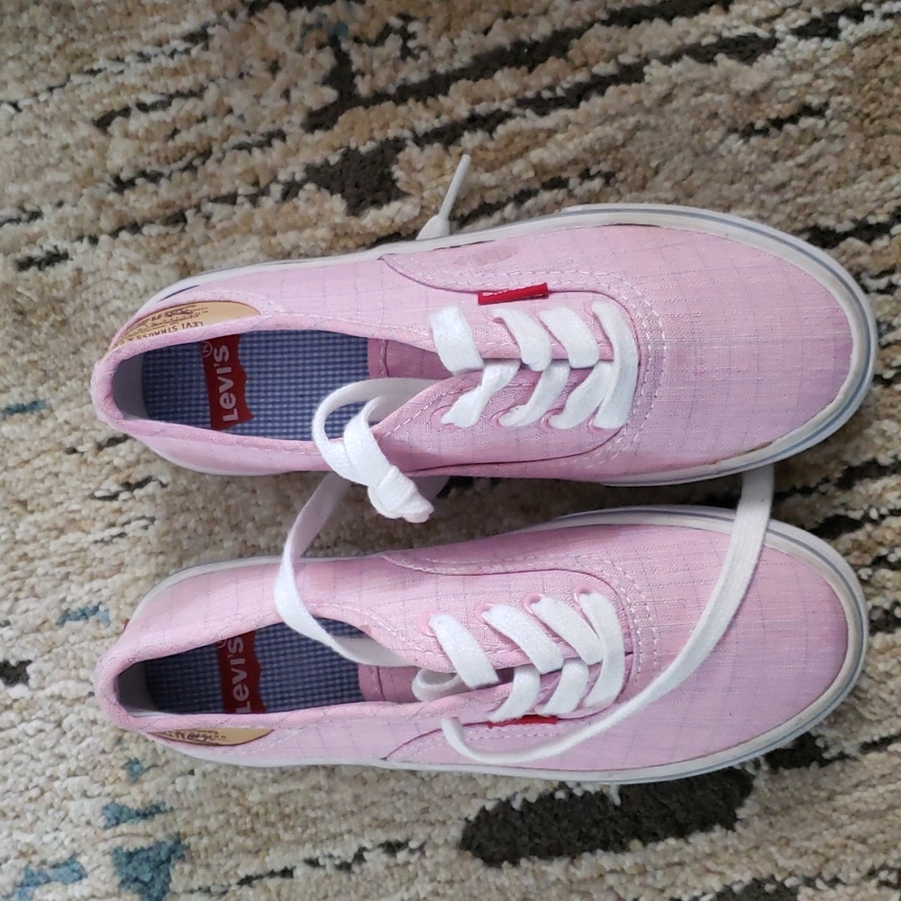 Girls size 1 pink Levi's canvas shoes